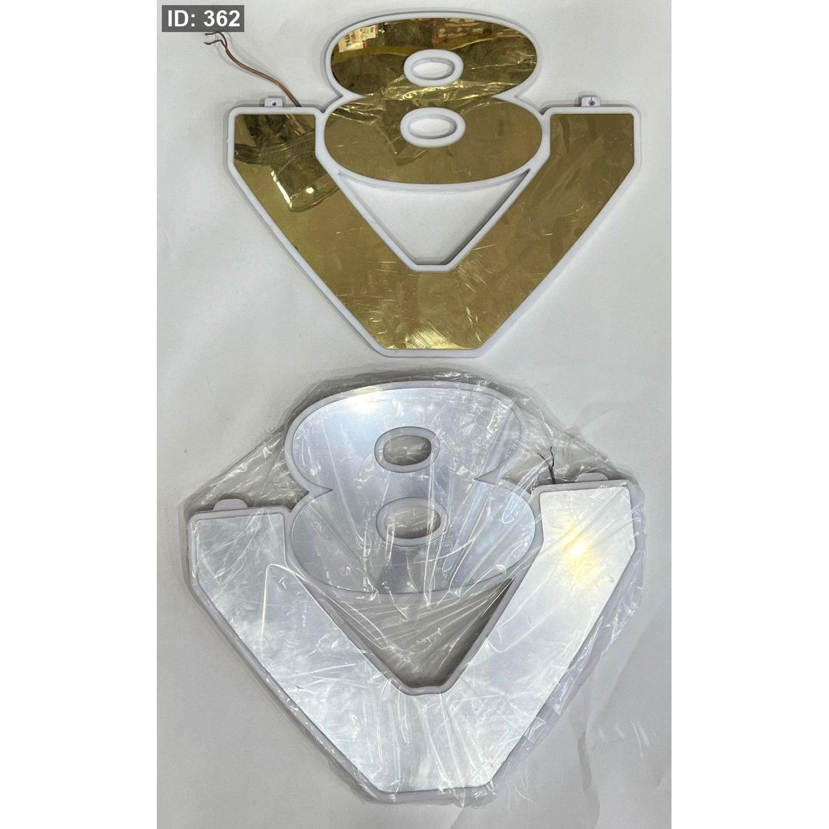 شعار V8 مضيئ