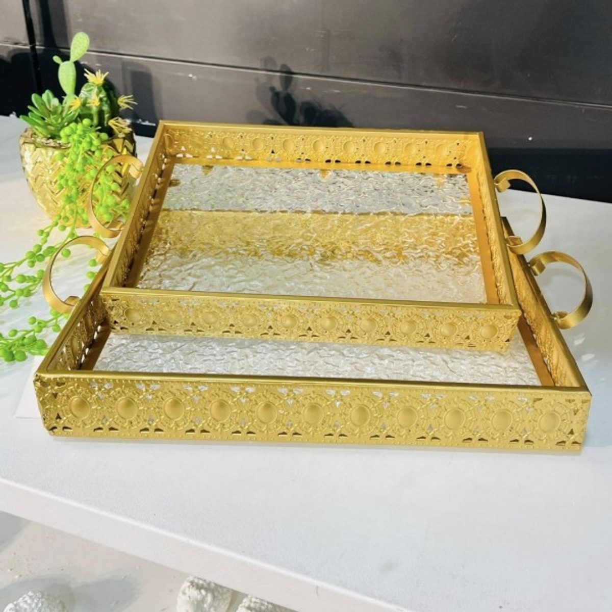 طقم صواني ضيافة مستطيل قطعتين معدن ذهبي وجه زجاج مقاس 37 ×26 و 33 × 23 سم
