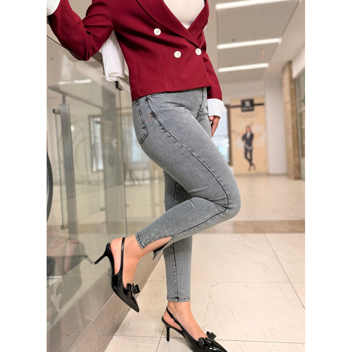 Skinny jeans مع فتحة وستراس