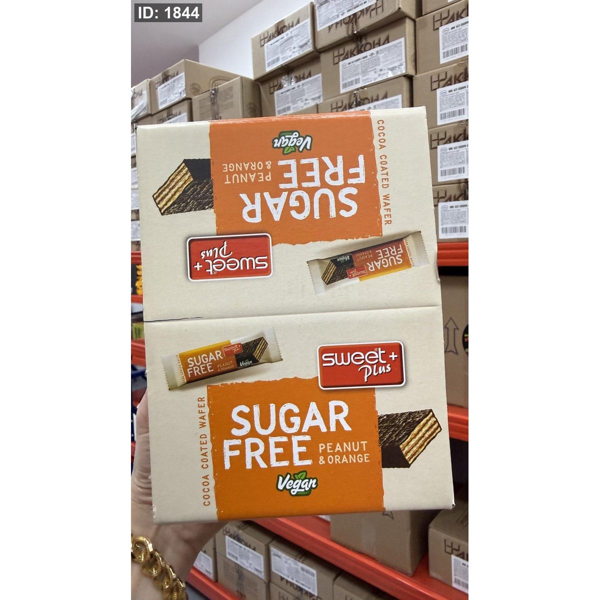 بوكس =24 حبة من ويفر sweet plus بنكهة الفول السوداني والبرتقال ومغطى بالشوكولاته خالي من السكر وزنها 30 غرام