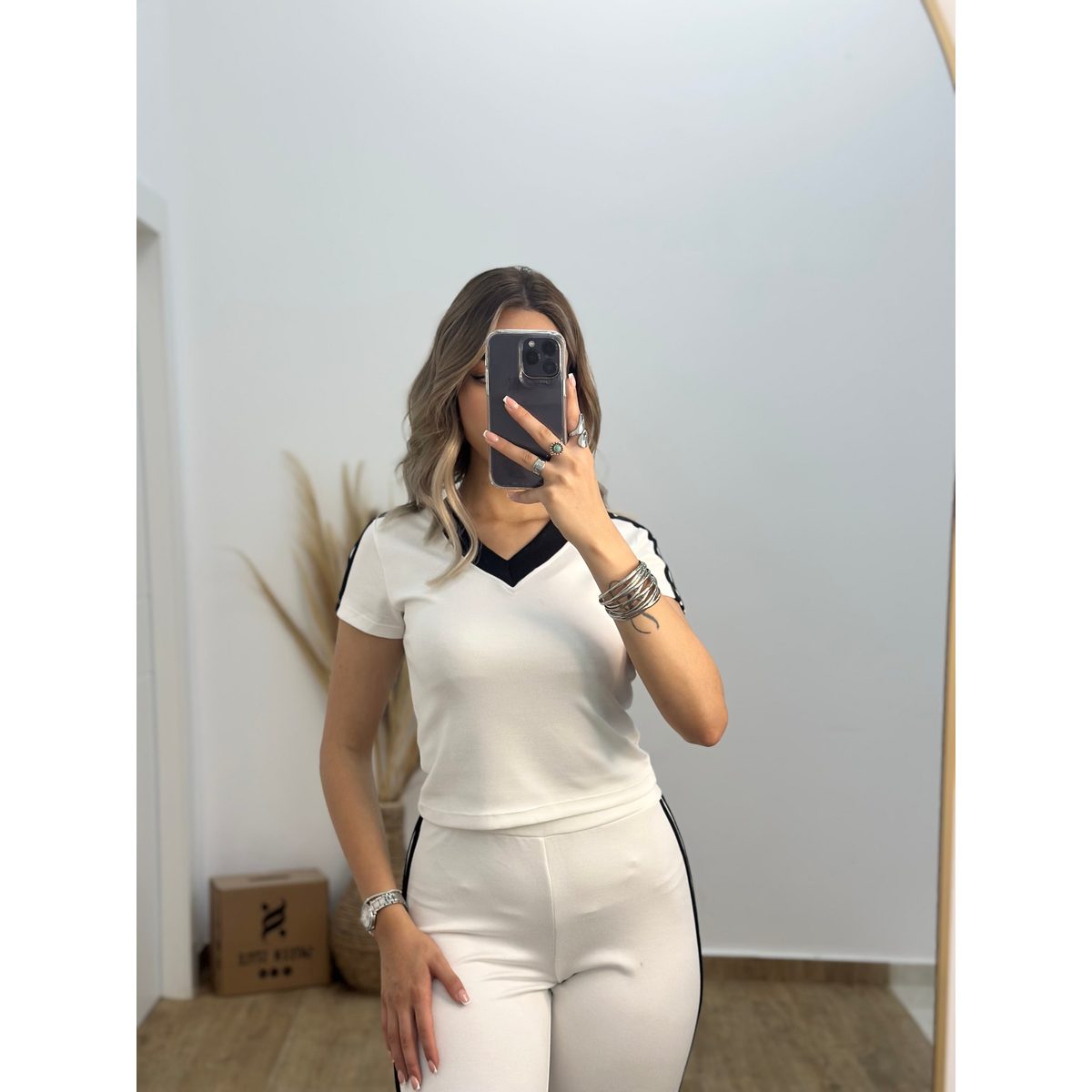 طقم رياضي ابيض بقَصّة أنثوية وعصرية 3