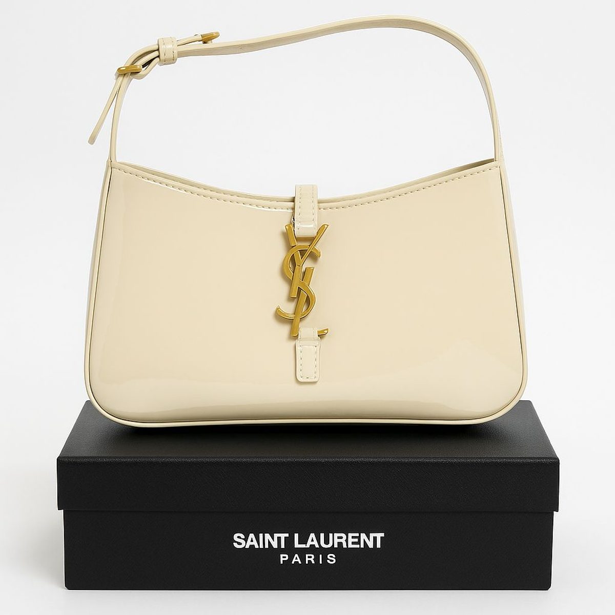 حقيبة من ماركة YSL