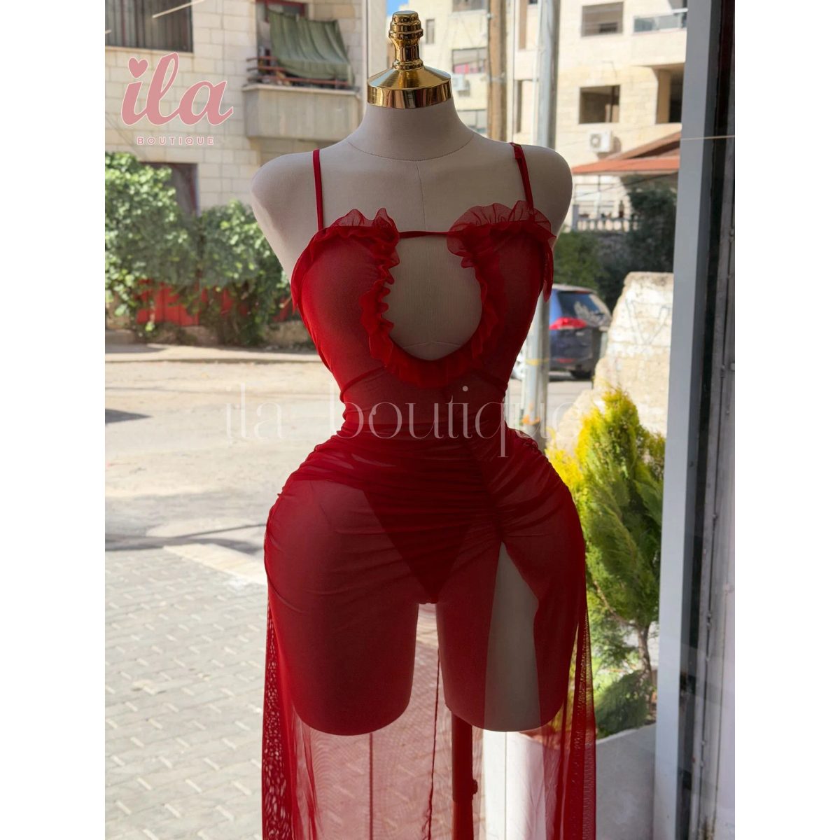 فستان احمر تول طويل مفتوح من الصدر 2