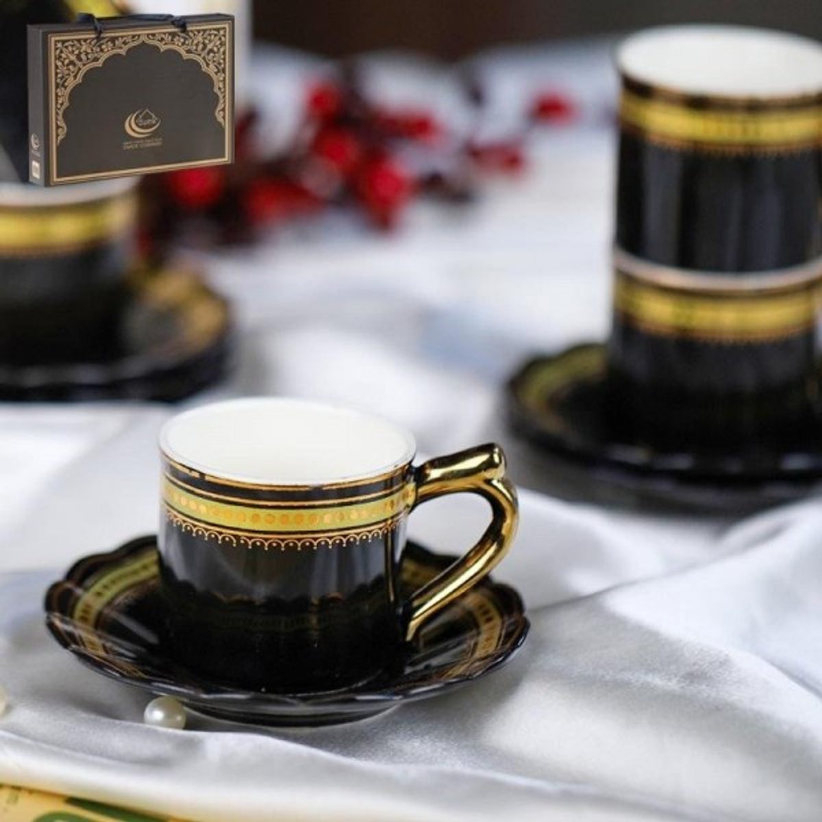 طقم فناجين قهوة بورسلان اسود حز مع يد ونقش من الاعلى ذهبي 12 فنجان + 12 صحن شكل وردة