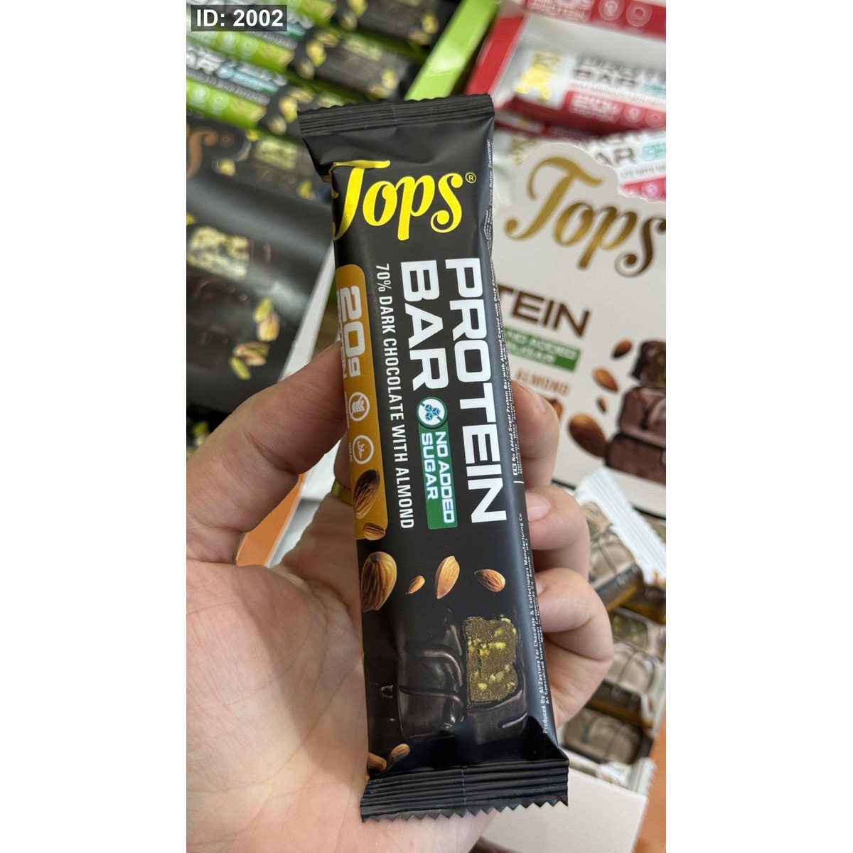 بروتين بار توبس Tops بالشوكولاتة دارك واللوز خالي من السكر والجلوتين وزنه 60 غرام