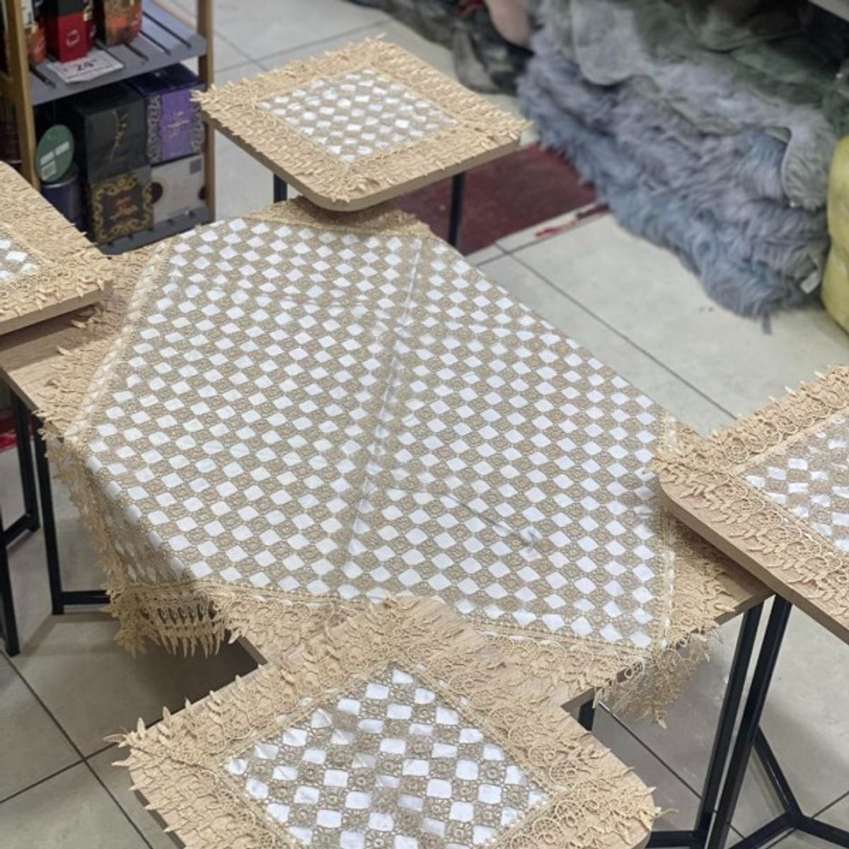 شرشف طاولة وسط + 4 وجه اسكمله مخرم معين مع ستان