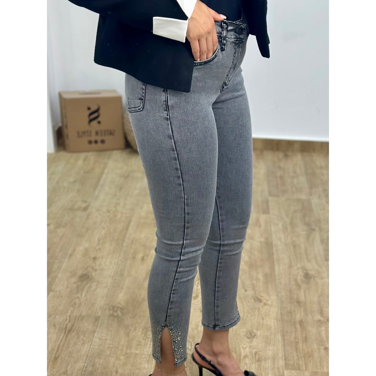 Skinny jeans مع فتحة وستراس 3