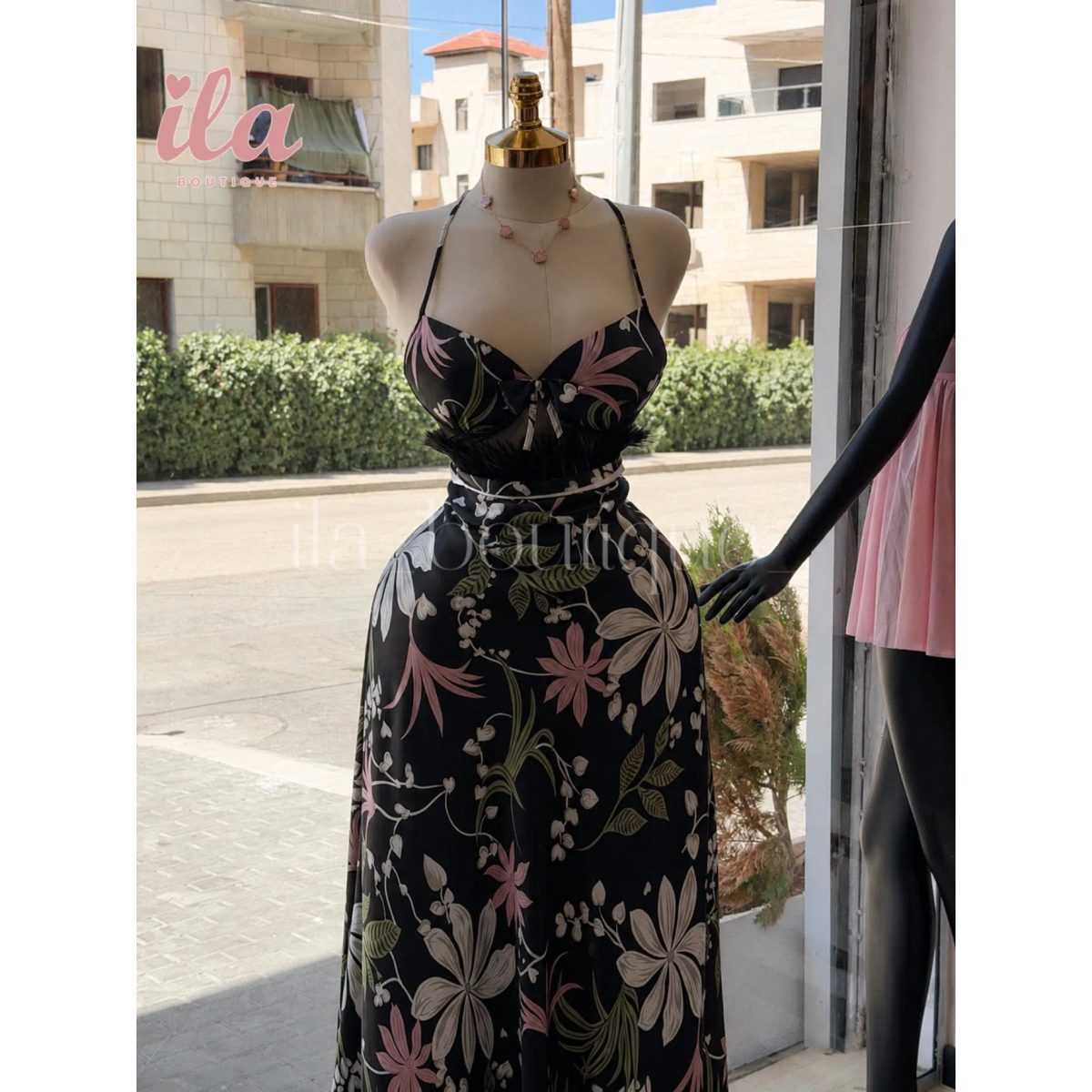فستان اسود ستان ثقيل مورد مع ريش