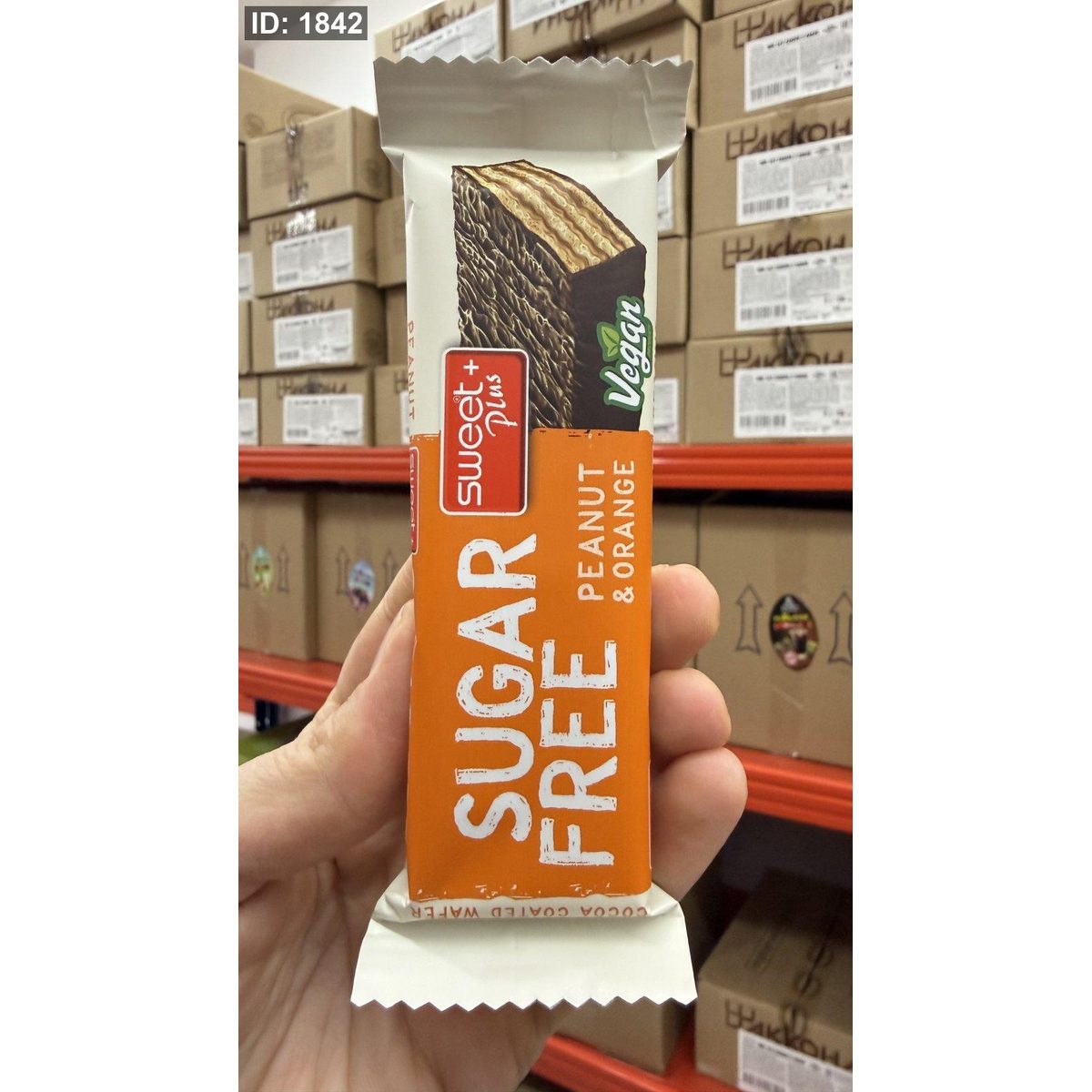 ويفر sweet plus بنكهة الفول السوداني والبرتقال ومغطى بالشوكولاته خالي من السكر وزنها 30 غرام