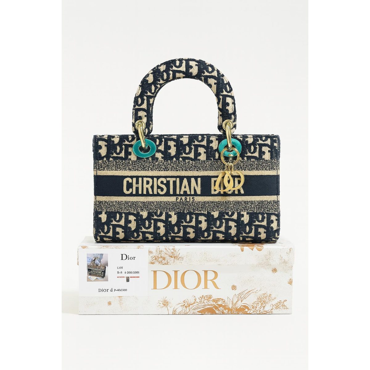 حقيبة أنيقة من مجموعة Dior Book Tote، بتصميم فاخر وتفاصيل مميزة، قاعدة الحقيبة 26 سم.