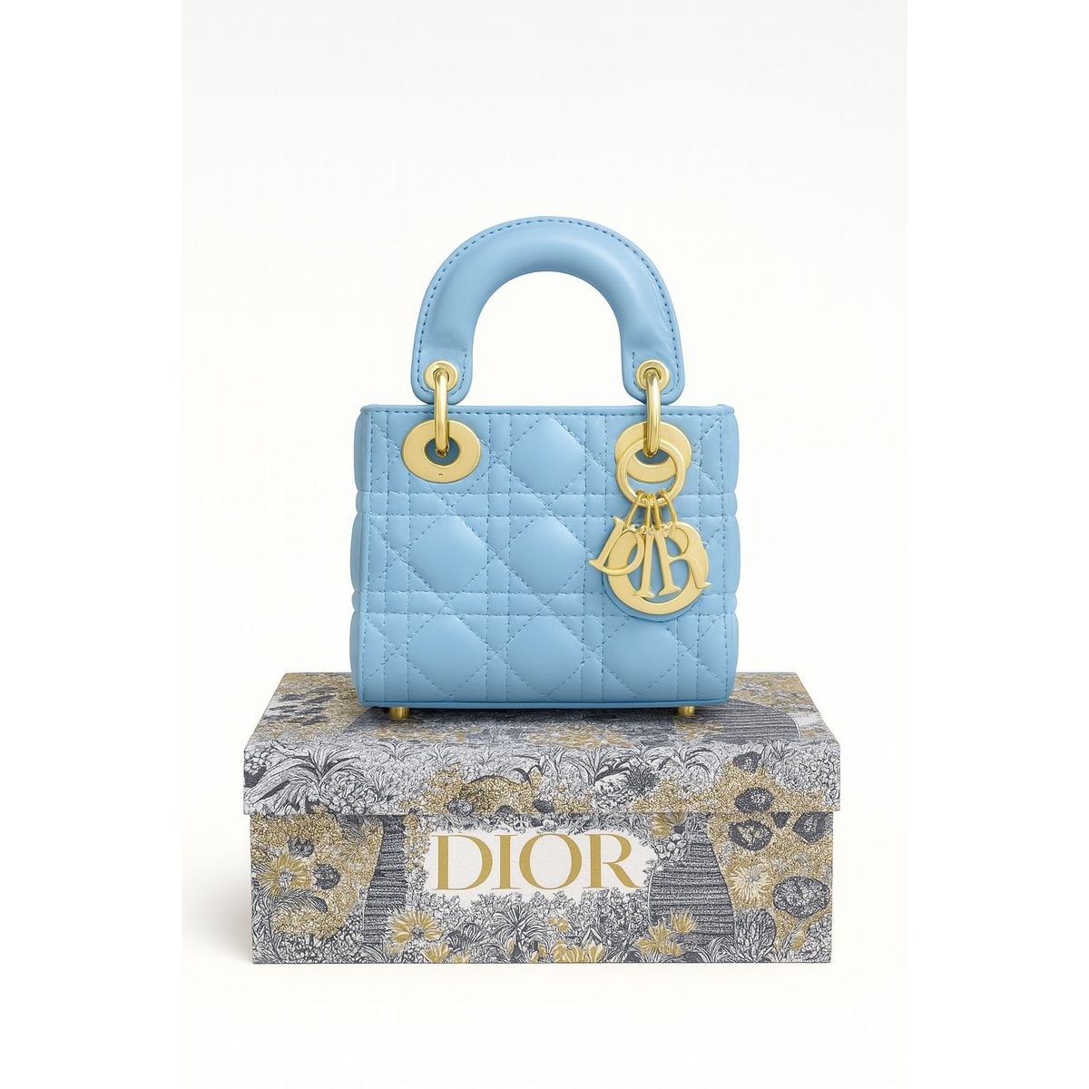 الحجم الأصغر من مجموعة Lady Dior، بتصميم فاخر ولمسة ناعمة، قاعدة الحقيبة 17 سم.