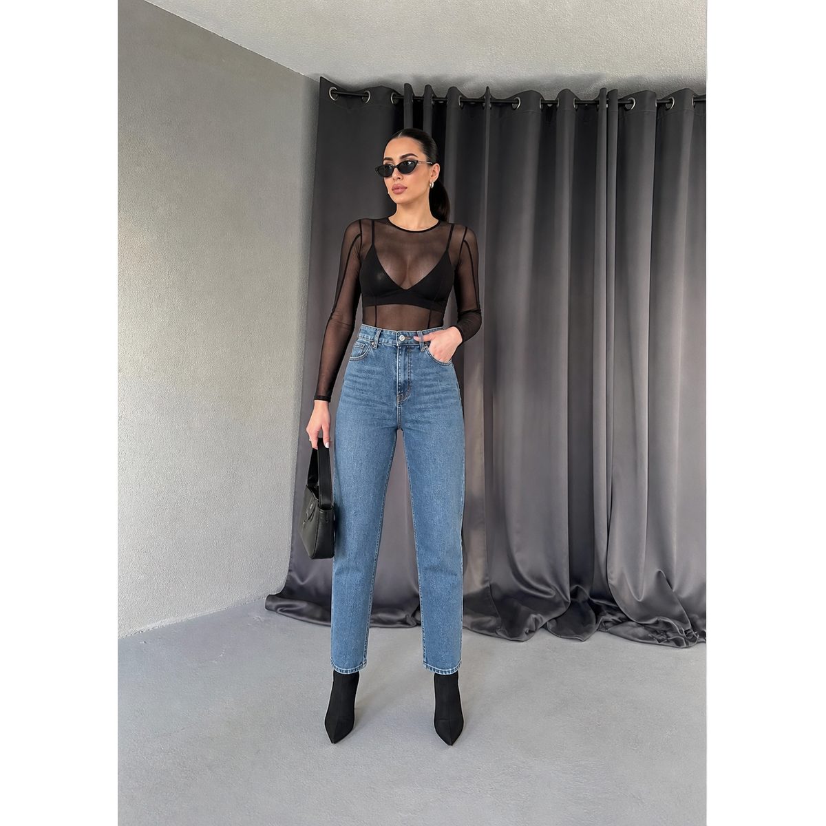 بنطلون جينز Mom Fit خصر عالي باللون الأزرق الفاتح