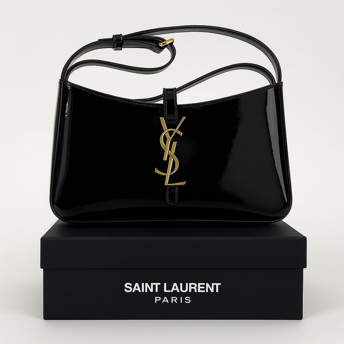حقيبة من ماركة YSL