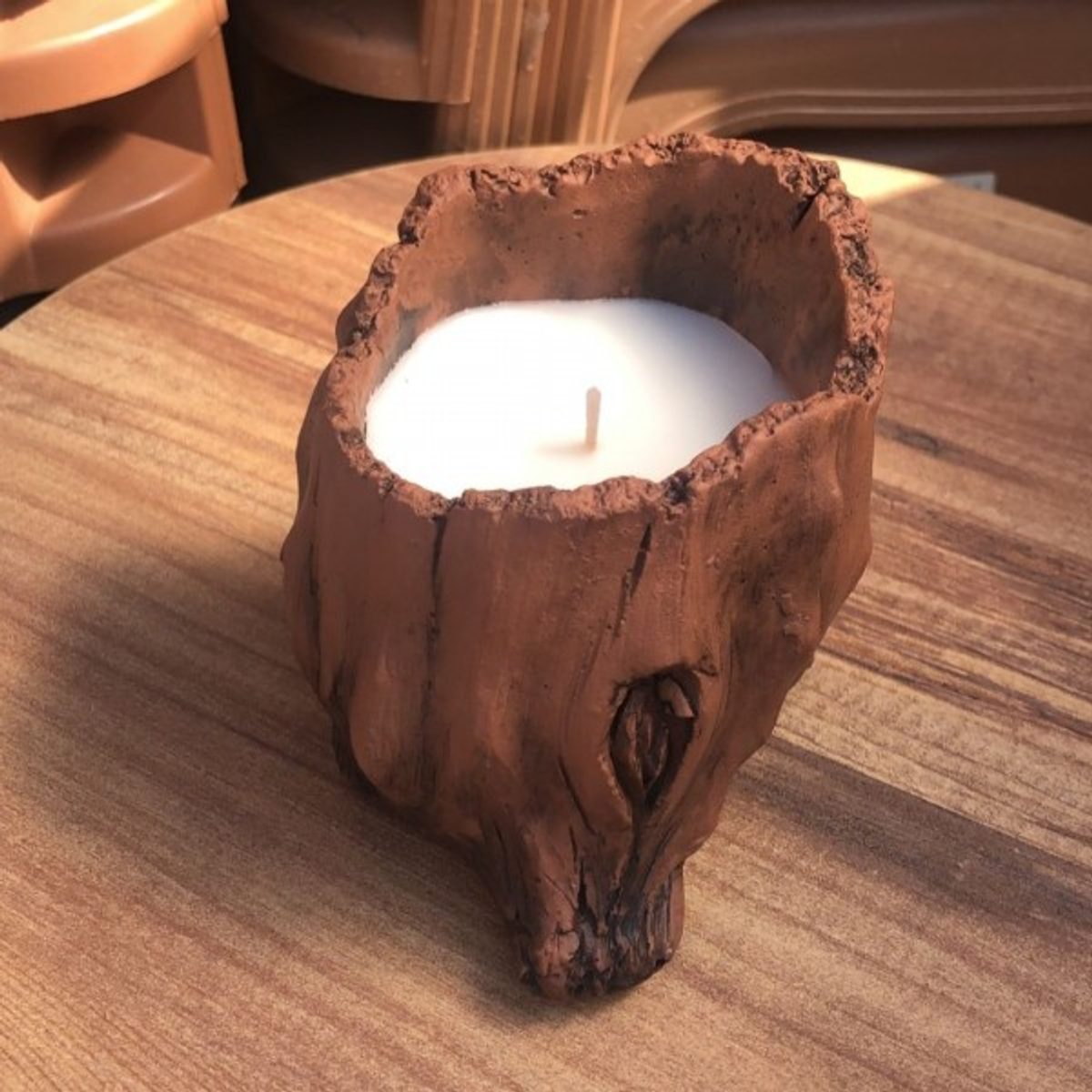 شمع معطر قاعدة قوار خشب قرمية شكل جذع حجم وسط مدور