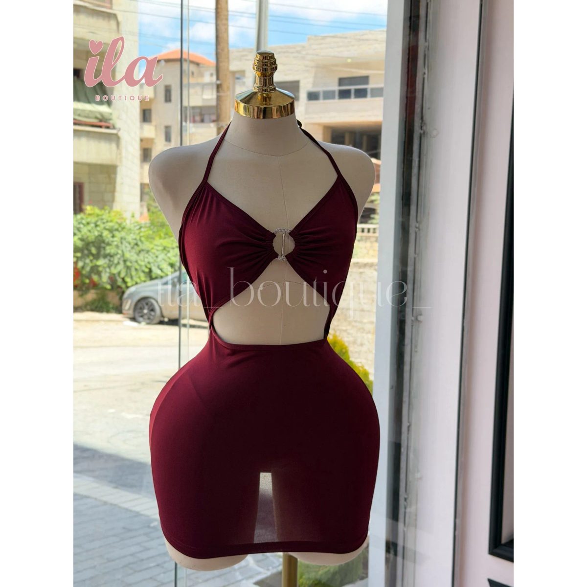 فستان برغندي مع بروش على الصدر BODYCON