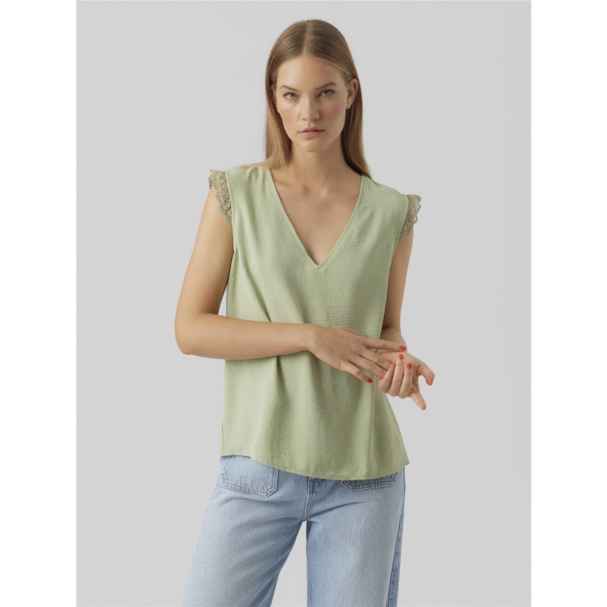SLEEVELESS TOP