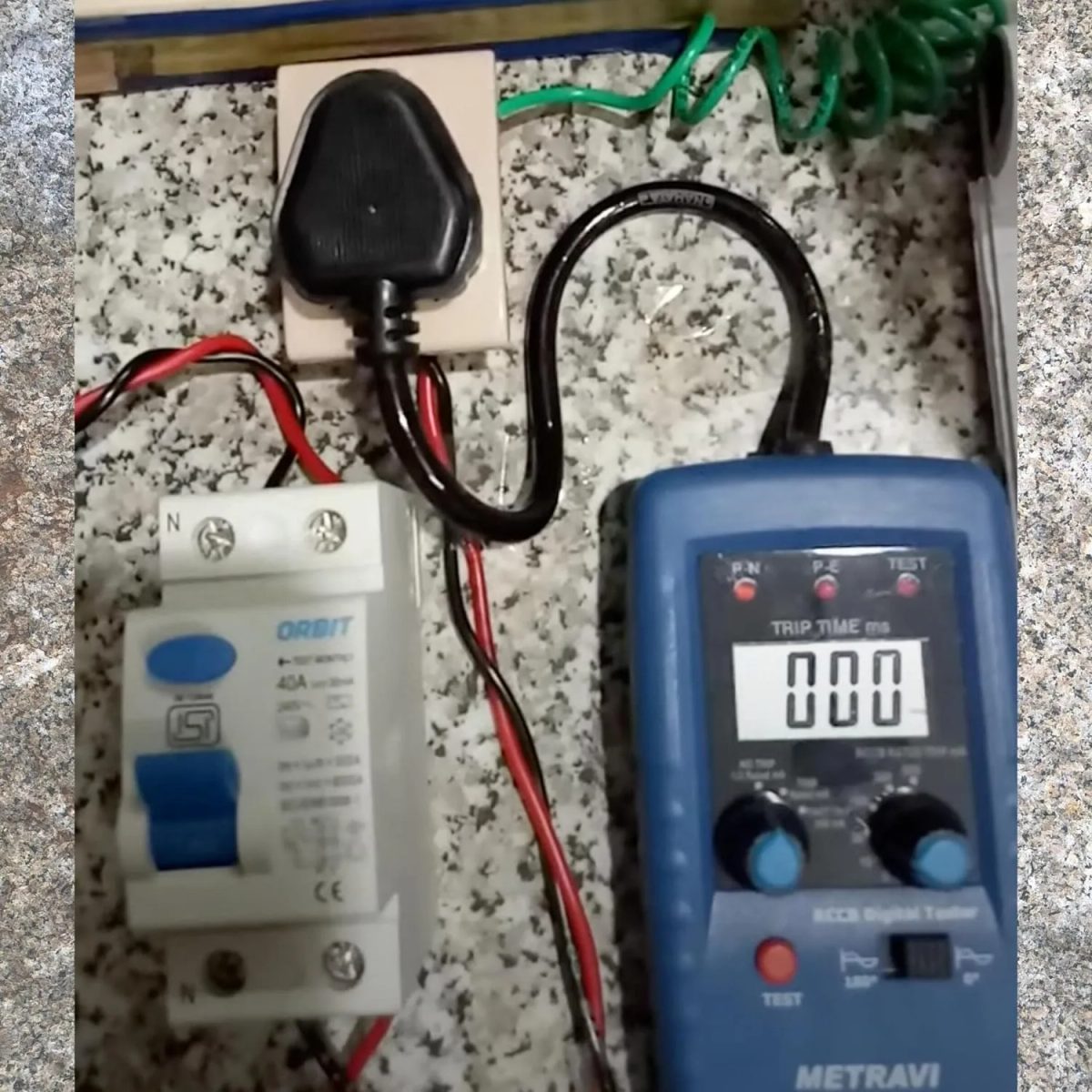 CEM DT-904 Digital RCD Tester-فاحص رقمي لمفتاح التسريب الارضي 2