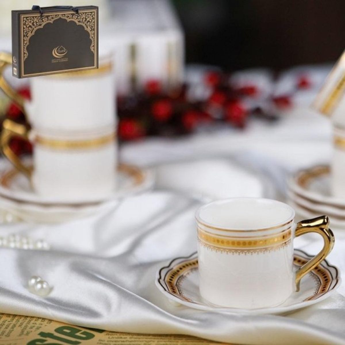 طقم فناجين قهوة بورسلان ابيض حز مع يد ونقش من الاعلى ذهبي 12 فنجان + 12 صحن شكل وردة