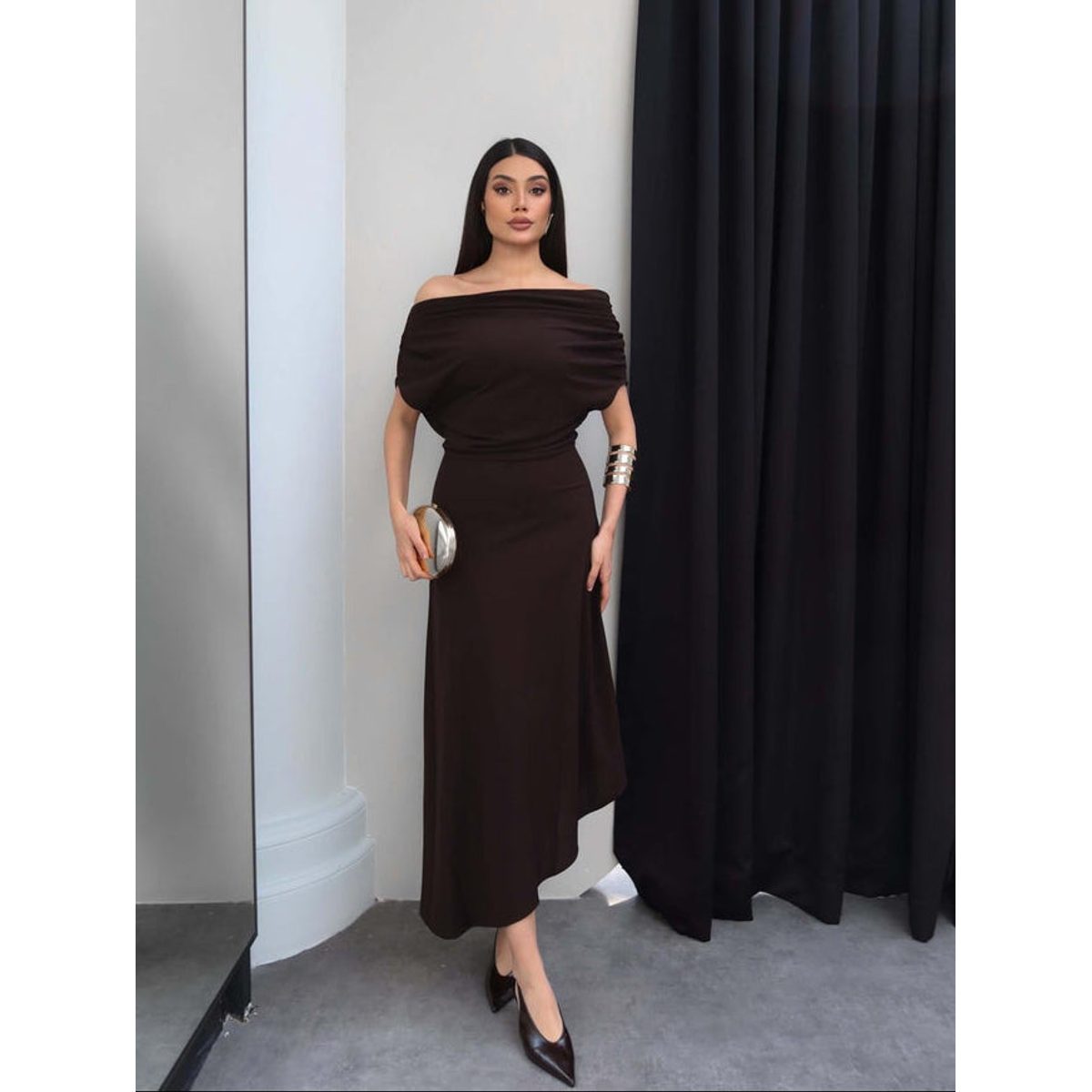 فستان كلاسيكي بنيoff shoulder