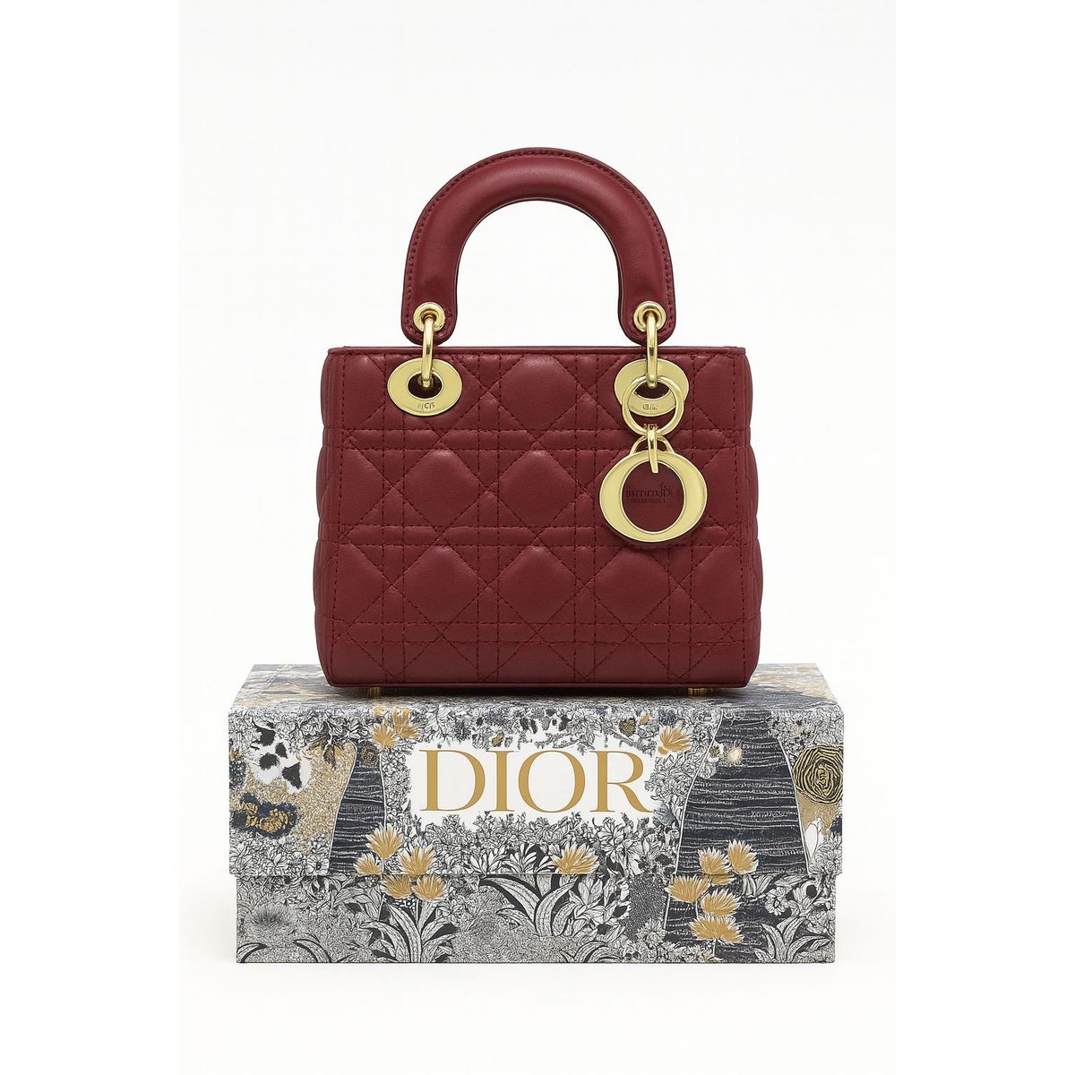 حقيبة أنيقة من مجموعة Lady Dior، بتصميم فاخر ولمسة ناعمة، قاعدة الحقيبة 20 سم.