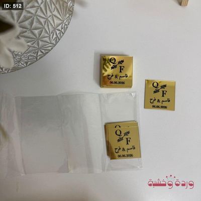 قطع اكريليك شكل مربع مع كتابة