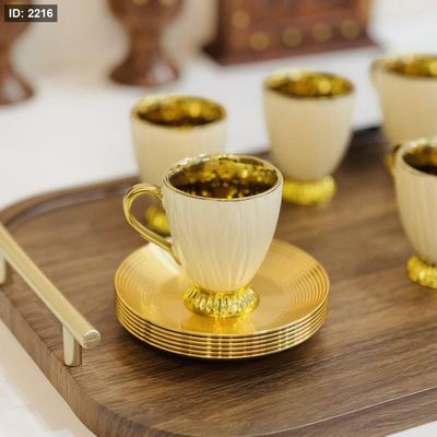طقم 6 فناجين قهوة بيج وذهبي مع متكات معدن