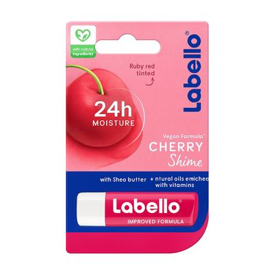 Labello Cherry Shine – مرطب الشفاه بالكرز يمنح الشفاه ترطيباً يدوم 24 ساعة مع مكونات طبيعية لطيفة على الشفاه