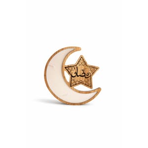 وعاء خشب هلال مع رمضان