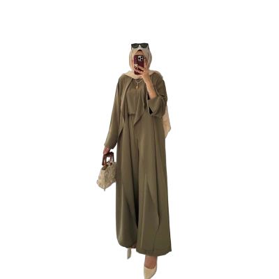 طقم بلوزة وبنطلون وعباي