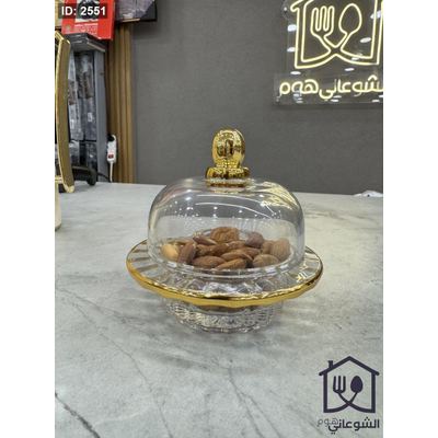 مضيفة صغيرة اطار ذهبي