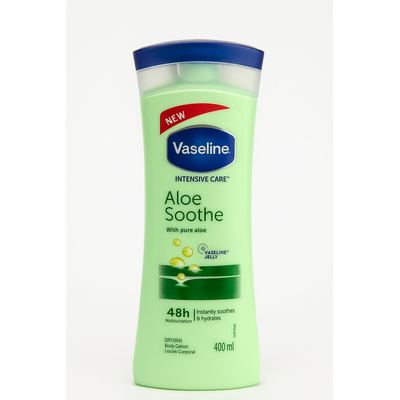 Vaseline Intensive Care Aloe Soothe – ترطيب وتهدئة للبشرة يحتوي على خلاصة الألوفيرا النقية لتلطيف البشرة الجافة وتهدئتها