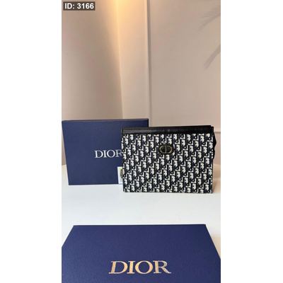 كلاتش Dior - شامل علبة الشركة