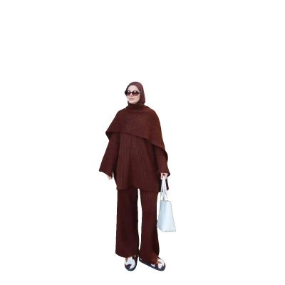 طقم صوف تقيل مع سكارف عريض