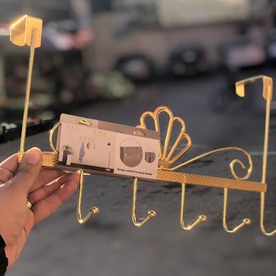 علاقة ملابس فوق الباب لون ذهبي معدن 6 عين نصف وردة في الاعلى