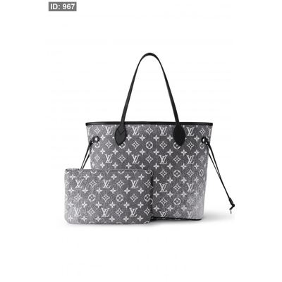 شنطة - Louis Vuitton / الجينز الترند