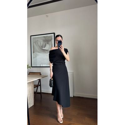 فستان كلاسيكي اسود off shoulder