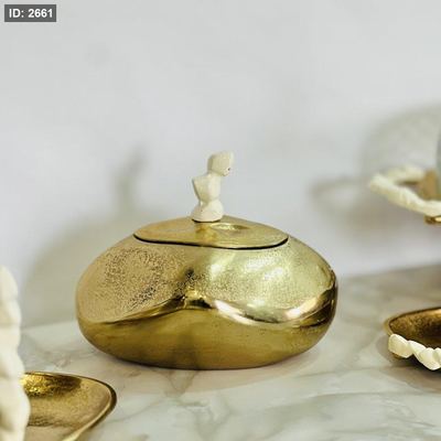 مضيفة نحاس مع غطاء