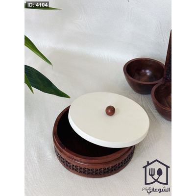 مضيفة معمول خشب طبيعي دائري اطار محفر مع غطاء معدن ابيض ( الاندلس )