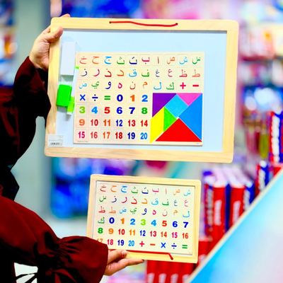 لوح خشبي مع قلم وطباشير وحروف وارقام