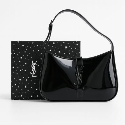 حقيبة سان لوران باللون الأسود اللامع مزوّدة بشعار YSL أسود