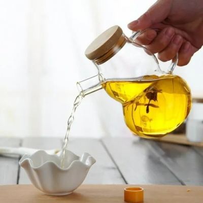 ابريق زيت زجاج دائرتين فوق بعض ويد مع غطاء خشبي