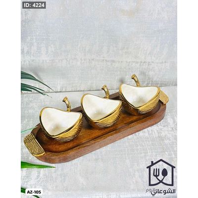 طقم مكسرات / مجففات زبادي شكل صدفة معدن ذهبي مع ابيض 3 قطع مع صينية خشب يدين ذهبي