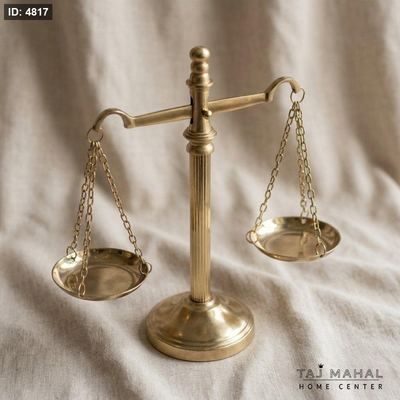 مجسم ميزان العدل النحاسي بتصميم كلاسيكي أنيق
