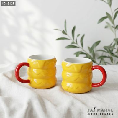 مج سيراميك بتصميم متموج مع يد دائرية باللون الأحمر