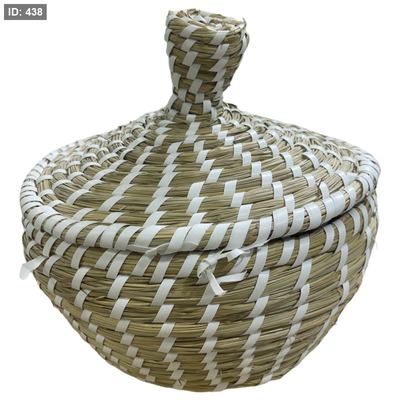 وعاء كبير من القش مع غطاء