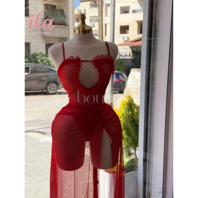 فستان احمر تول طويل مفتوح من الصدر