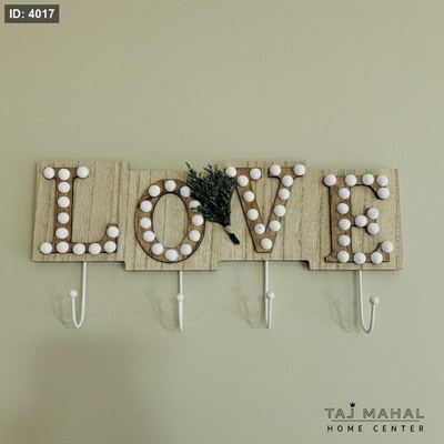 علاقة خشبية بعبارة Love
