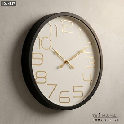 ساعة حائط دائرية كبيرة بأرقام ذهبية بارزة وإطار أسود
