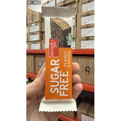 ويفر sweet plus بنكهة الفول السوداني والبرتقال ومغطى بالشوكولاته خالي من السكر وزنها 30 غرام