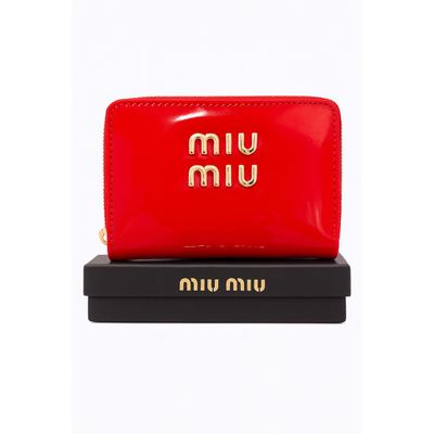 جزدان صغير Miu Miu احمر بتصميم أنيق ولمسة ذهبية